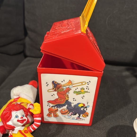 Vintage McDonald pins-lot of 16 pins, happy meal box, fries, shake, Ronald - Picture 13 of 13